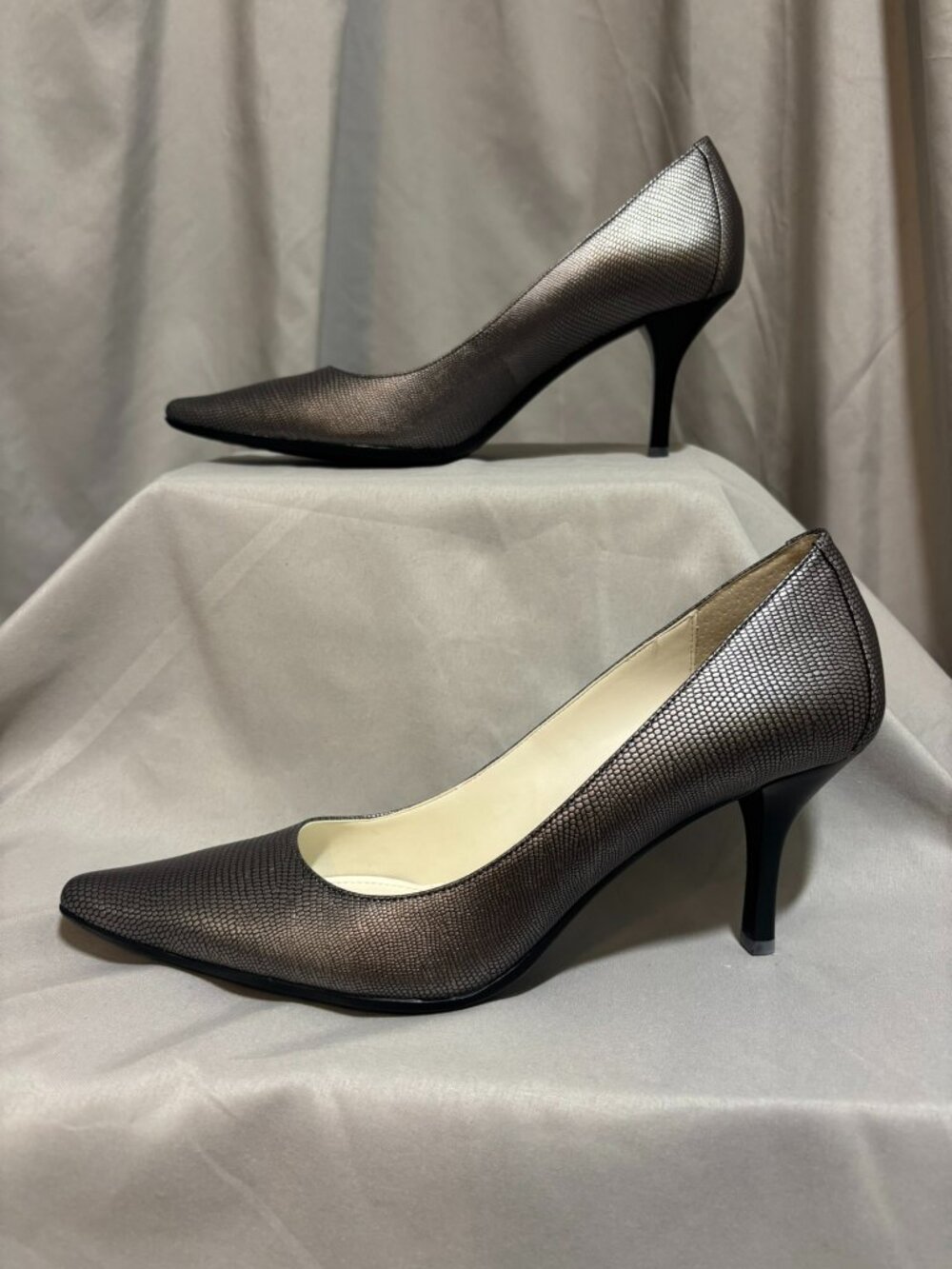 NEW Calvin Klein Dolly pump, gunmetal VEGAN reptile Women's 8.5M, classic, retro